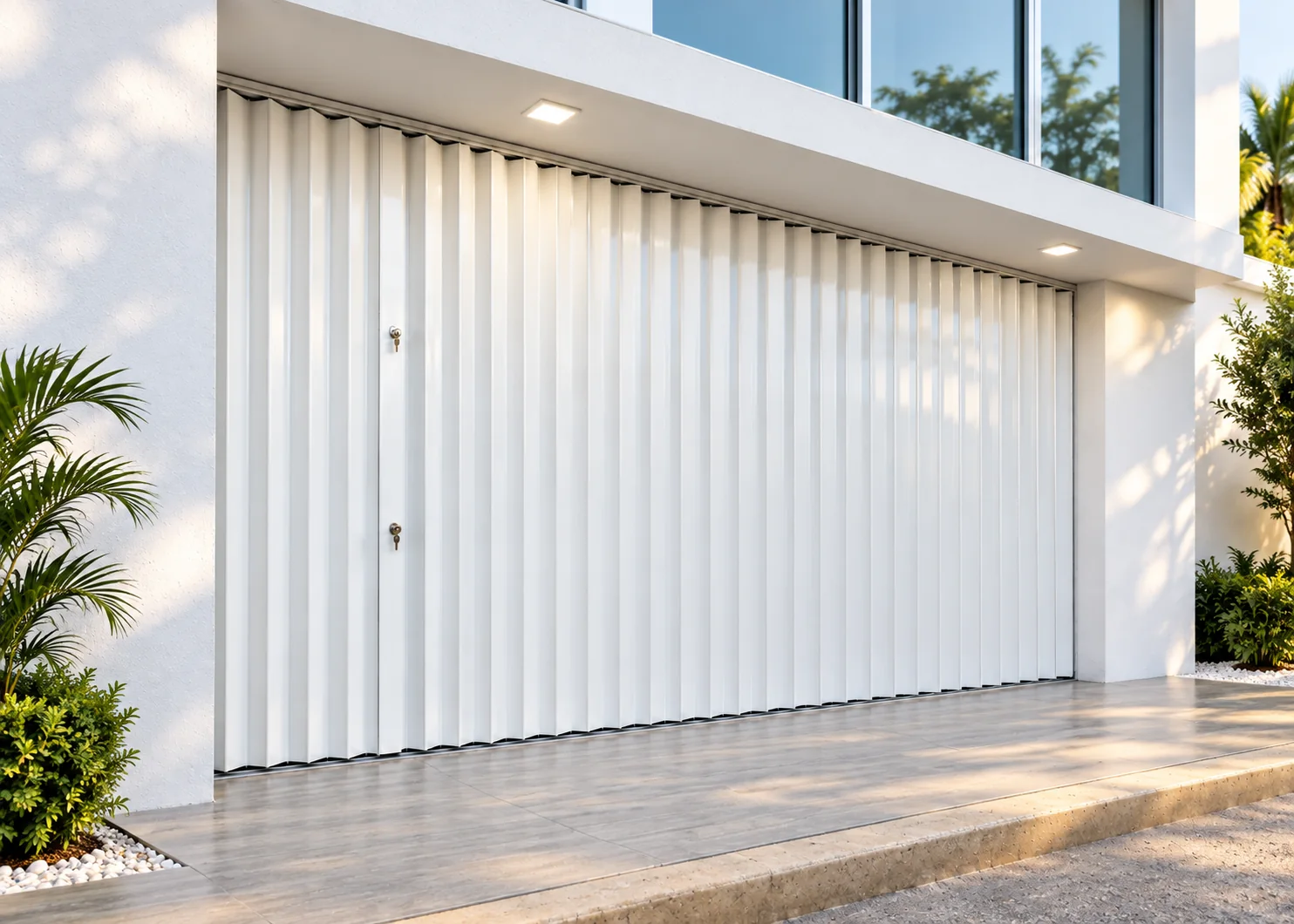 Cortina antihuracanes tipo acordeón instalada en Cancún